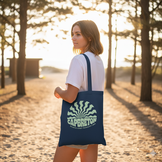 Affichez votre amour pour le Sud-Ouest avec ce tote bag CAPBRETON en coton bio. Idéal pour la plage, les courses ou une balade. Design minimaliste, parfait pour un style de vie décontracté inspiré par les vagues et le soleil des Landes.